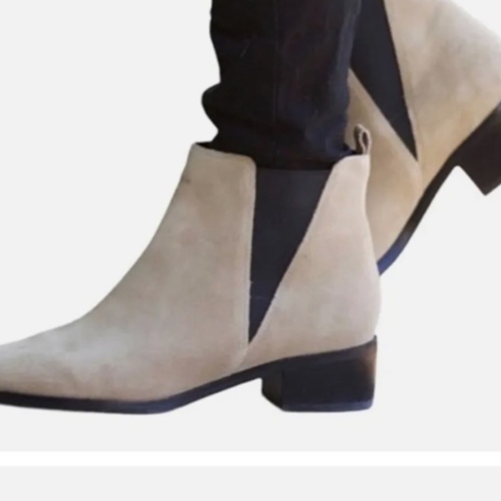 Marc Fisher like new cream and black ankle boots size 9M